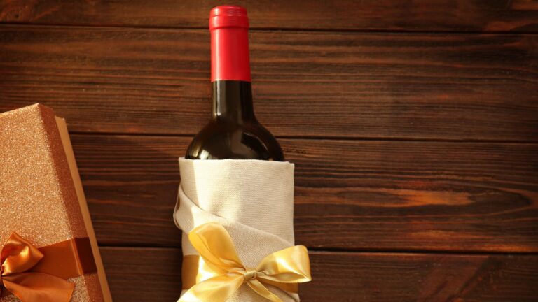 Les meilleurs cadeaux pour les amateurs de vin : élégance en bouteille